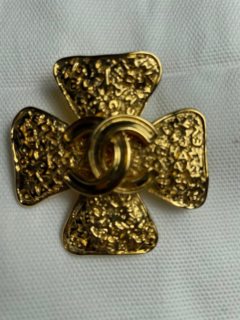 シャネル金色のクロス型ブローチビンテージ
