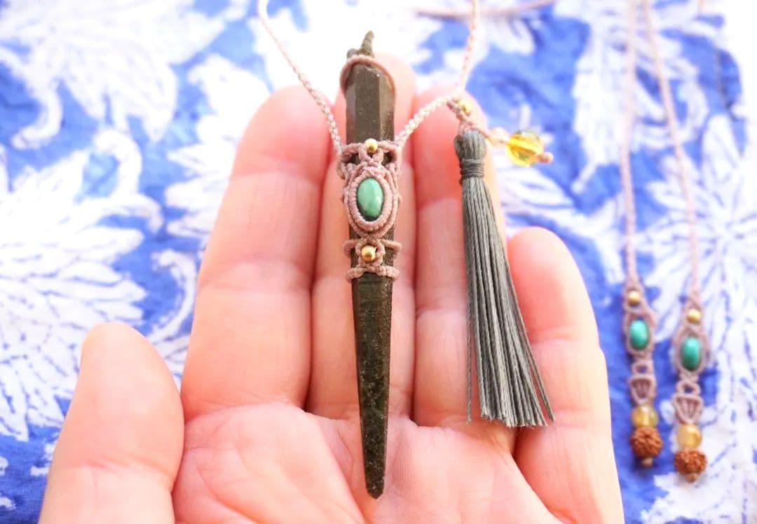 《まっすぐに》ヒマラヤ産クローライトクリスタル　ターコイズ　マクラメ　ネックレス