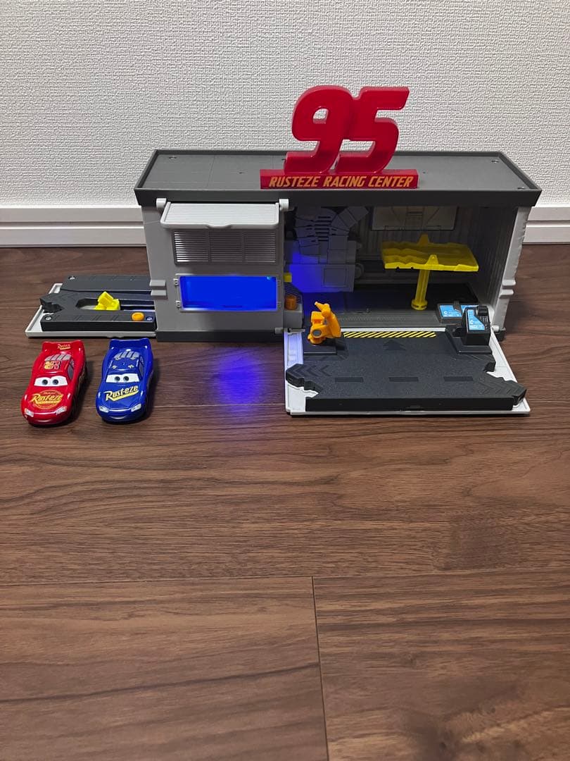 カーズ　ガレージ　クイックチェンジ　プレイセット　M