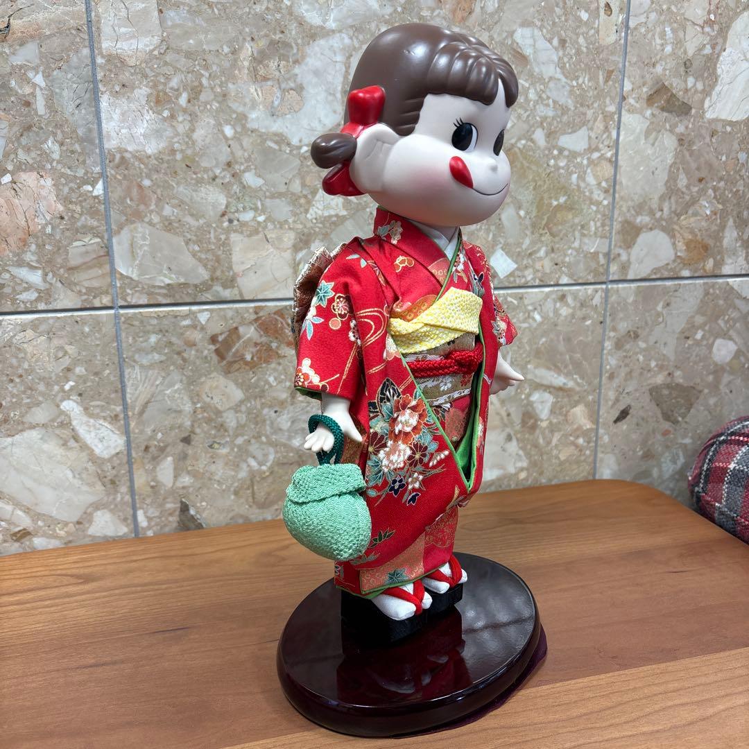 ペコちゃん誕生50周年記念　晴れ着ペコちゃん　茜