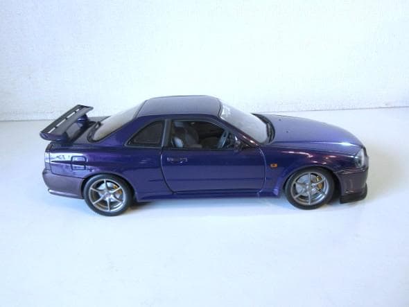 特価 AUTOart 1/18 スカイライン GT-R ミッドナイトパープル