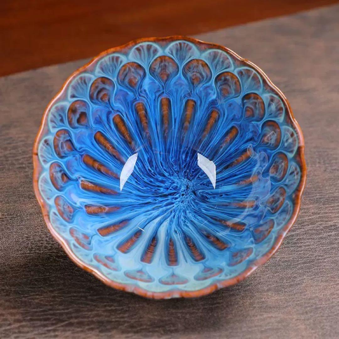 青色と白色のガラス皿