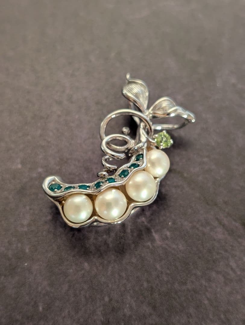 本真珠とエメラルドのブローチ　ペンダントトップ　シルバー製　美品