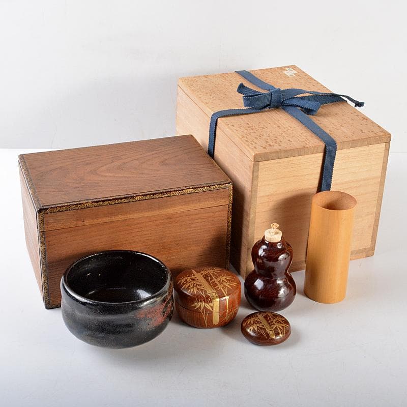茶道具　唐草蒔絵　唐桑茶箱　黒楽茶碗　棗など　五点まとめて　時代箱　DR5732