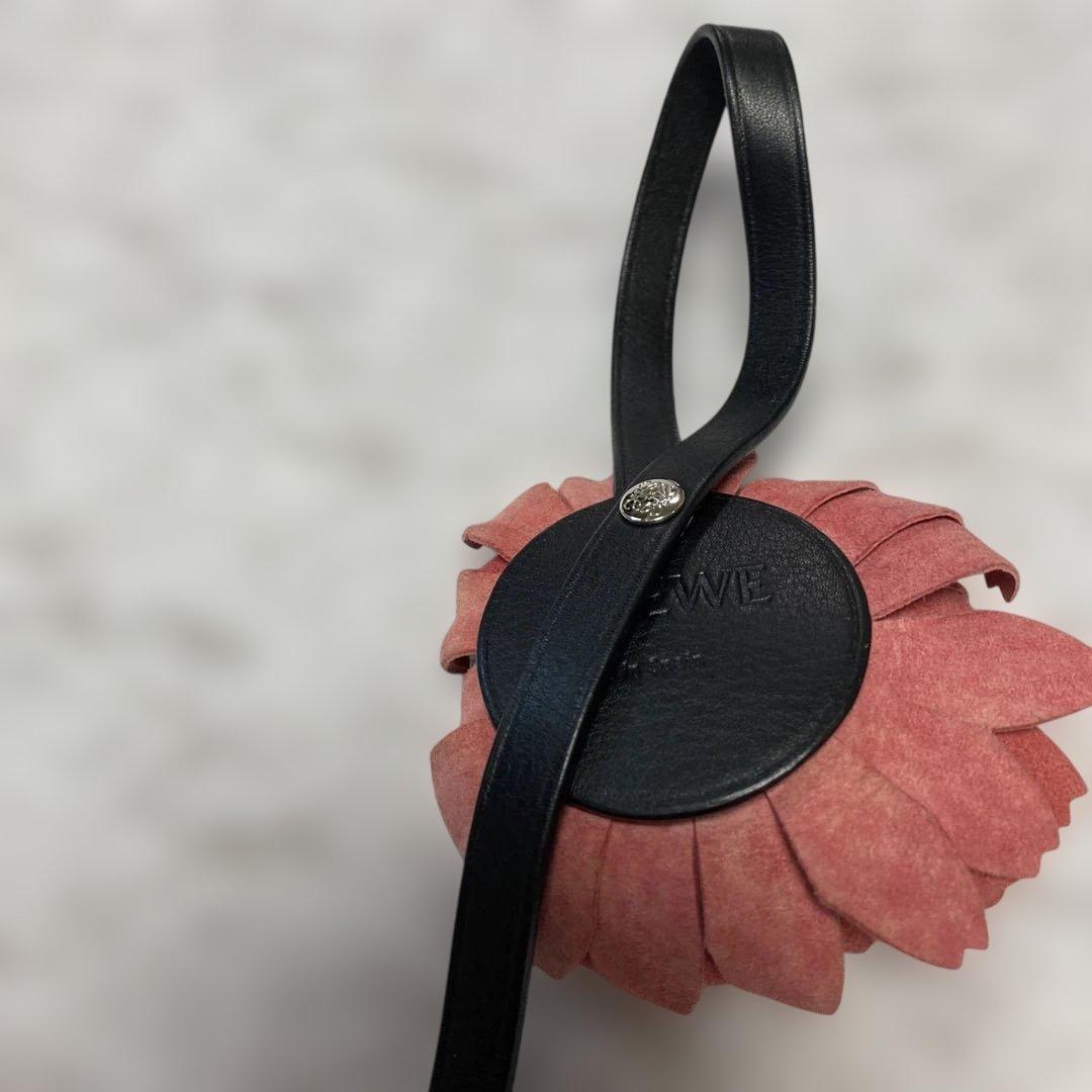 ローズマリー　ロエベ　ピンク花モチーフ革製チャーム