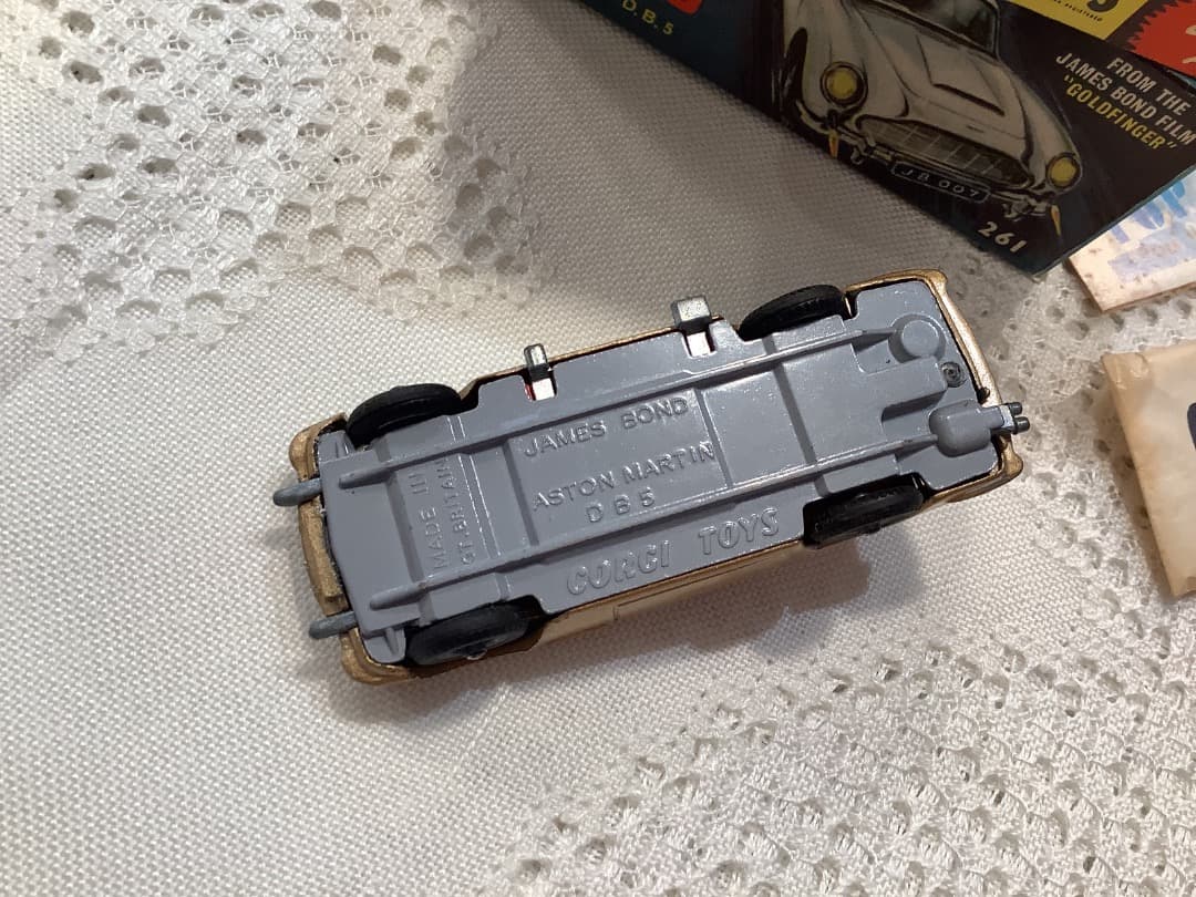 完品　CORGI TOYS JAMES BOND アストンマーチン　ミニカー