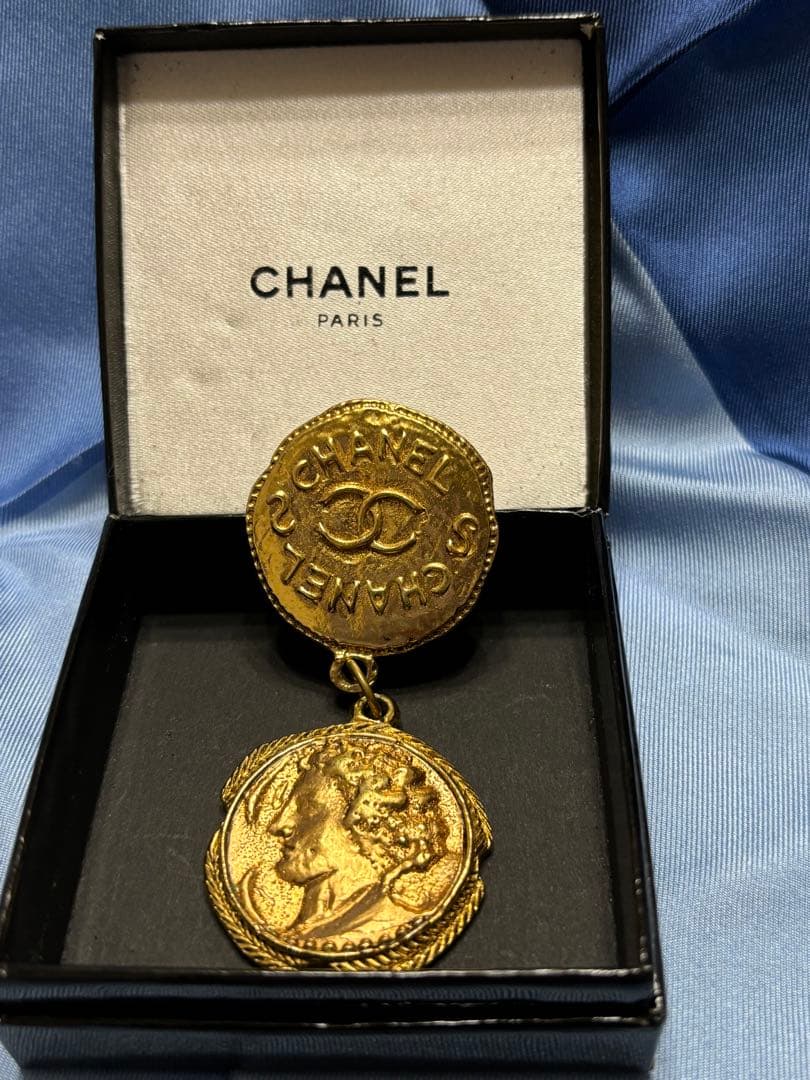 稀少　CHANEL　ブローチ　2連メダル　勲章風　ゴールド