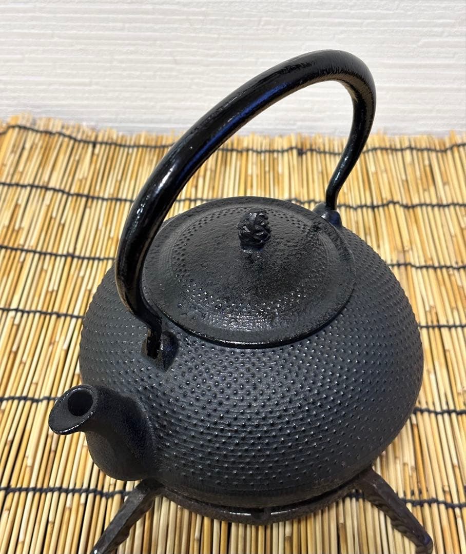 新品、供箱等付属品付　南部運南堂　南部鍋元造　１２型アラレ　南部鉄瓶　南部鉄器