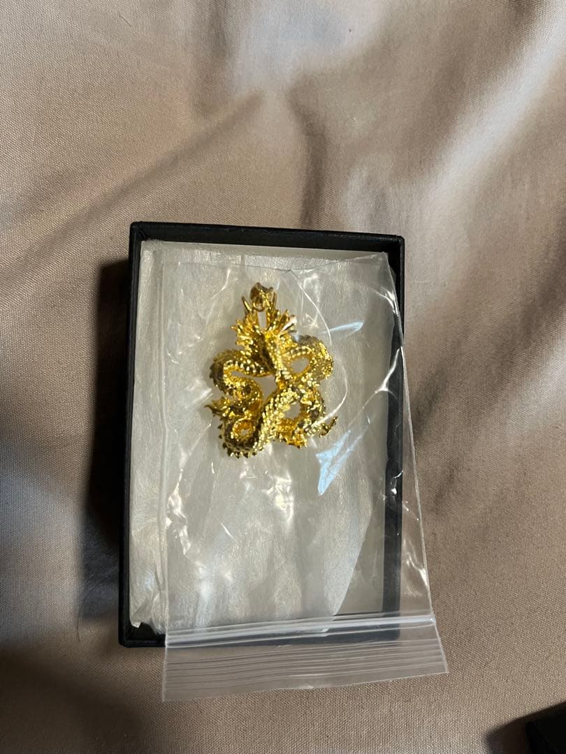 18 K ドラゴンペンダント (1 gram) とxiomi watch
