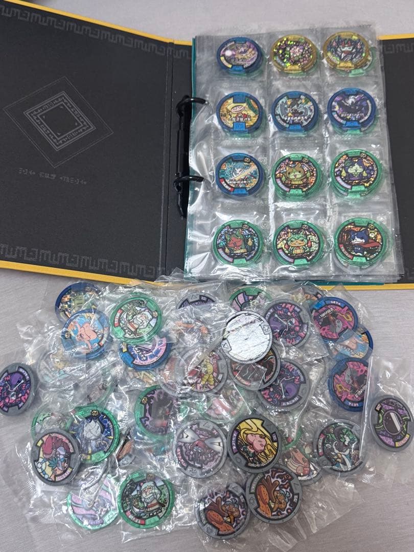 妖怪メダル141枚セット妖怪大辞典付き　　　相場不明のため高め設定(値段交渉可)