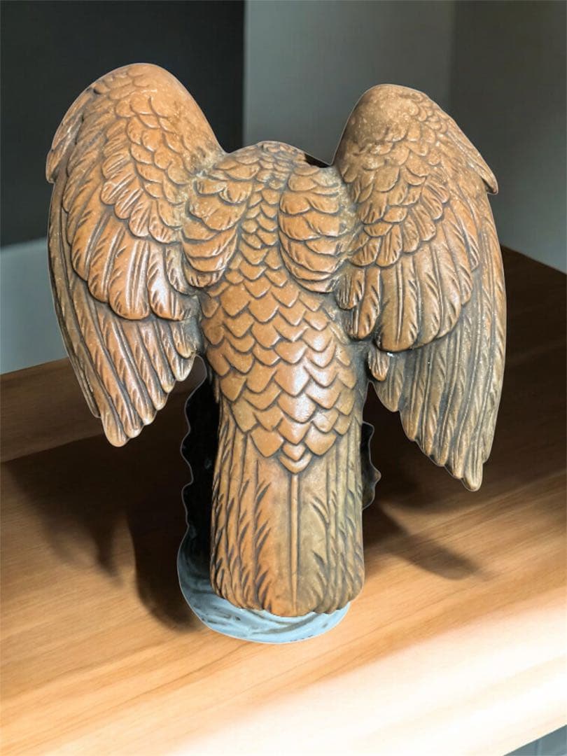 大迫力　精悍な鷹　陶器製　鋭い眼光や爪　睨みを効かす鷹