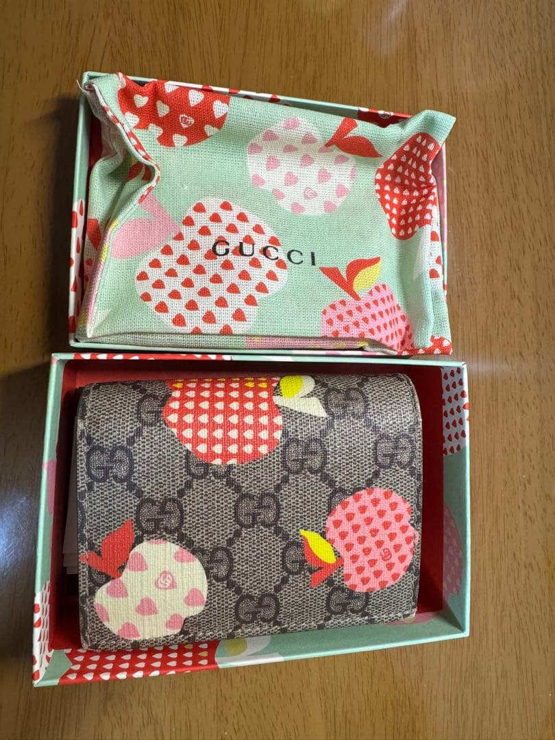GUCCI りんご柄 二つ折り財布 箱付き