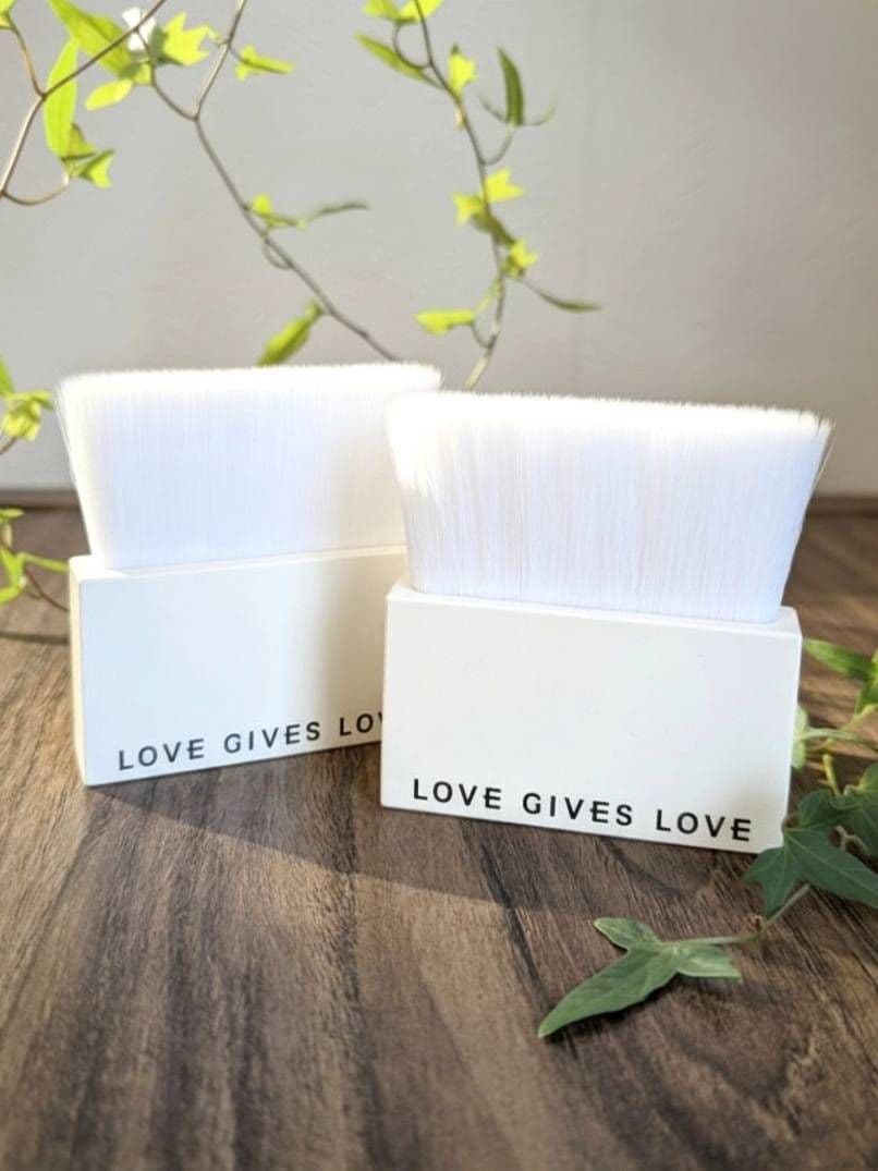 LOVE GIVES LOVE フェイスブラシ 2個セット