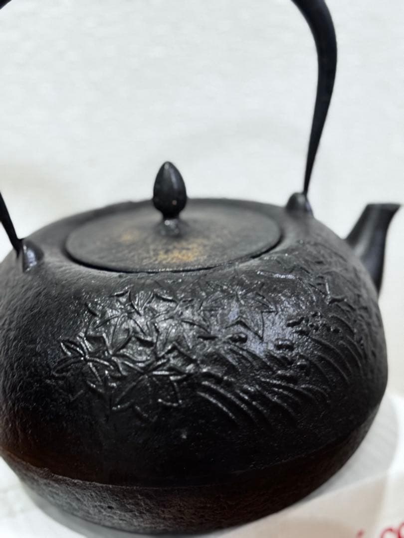 鉄瓶やかん, 製 黒い急須 葉の模様