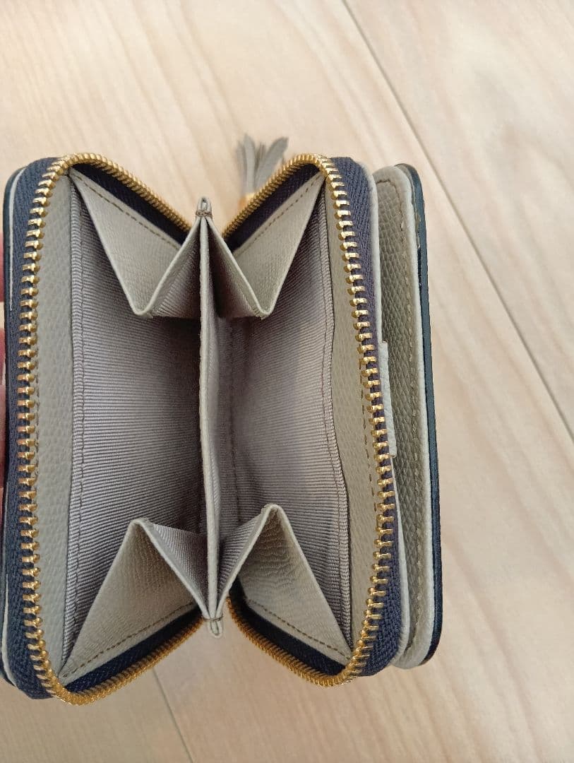 Epoi エポイ　ラウンドファスナー　二つ折り財布　ライトグレー
