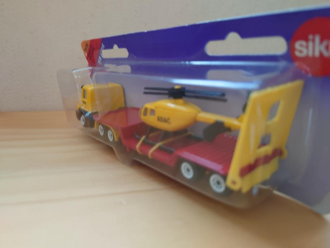 1/55 Siku(ジク)　 ADAC(ドイツ自動車連盟)低床ローダー＋ヘリ