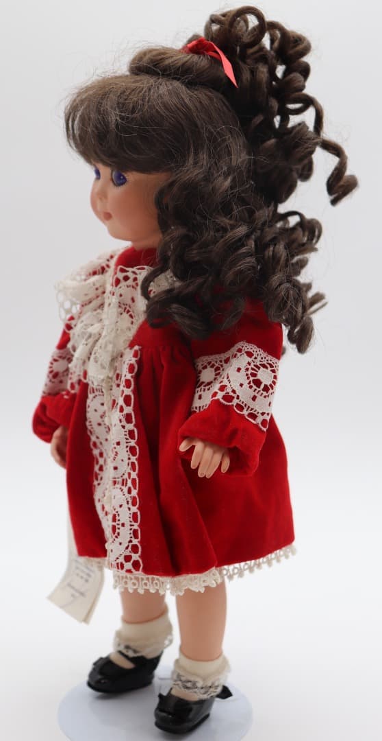 レース付き赤いドレスの人形