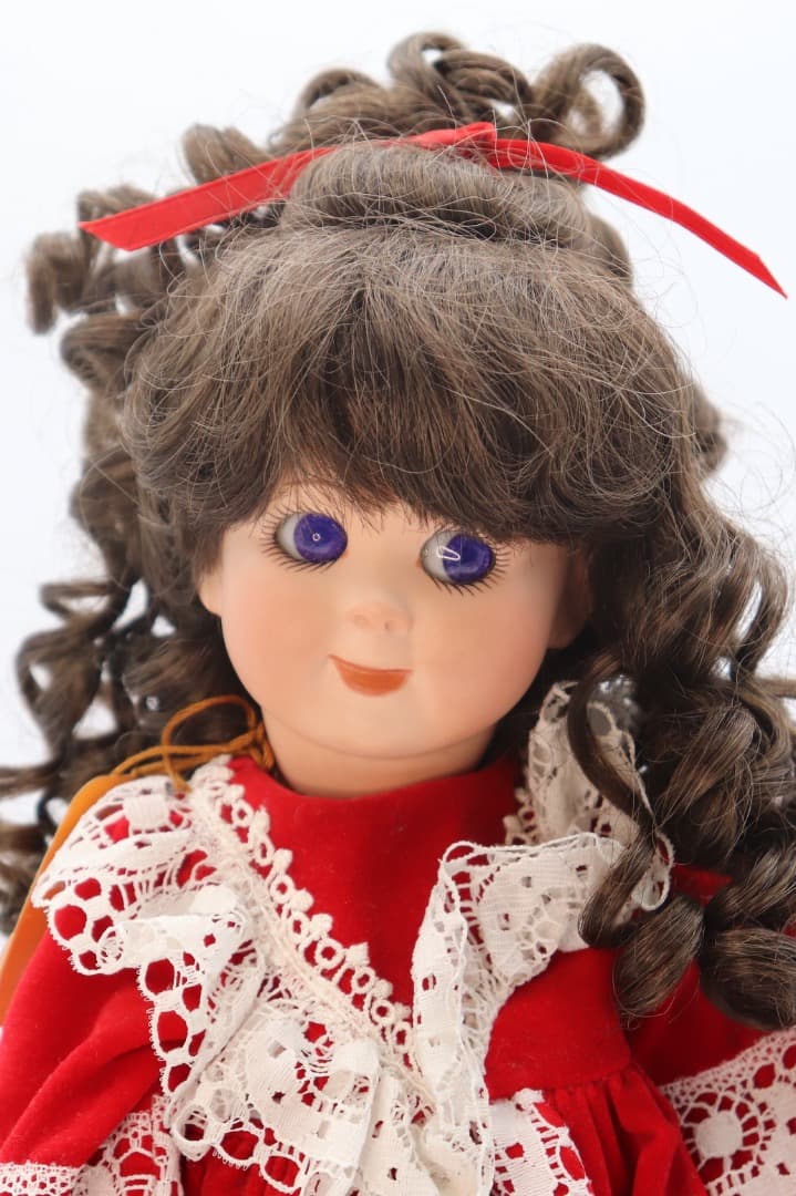 レース付き赤いドレスの人形