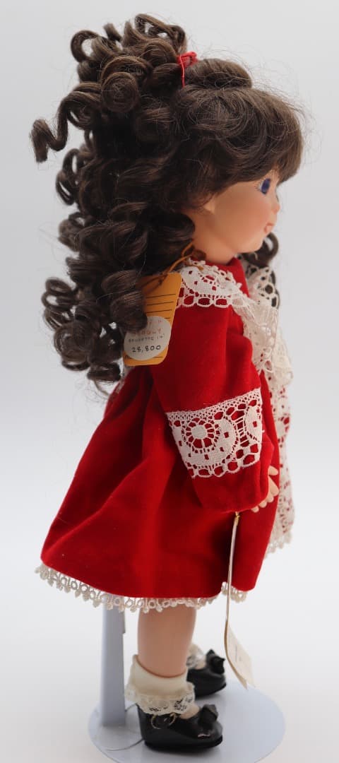 レース付き赤いドレスの人形