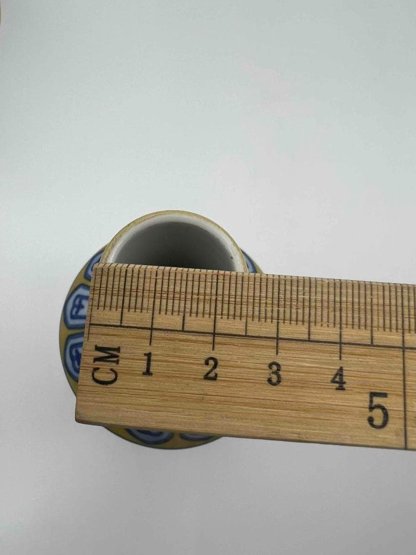 清乾隆時代　【大清乾隆年製】在銘　黄釉染付四季花草文八方長頸瓶(E-79)