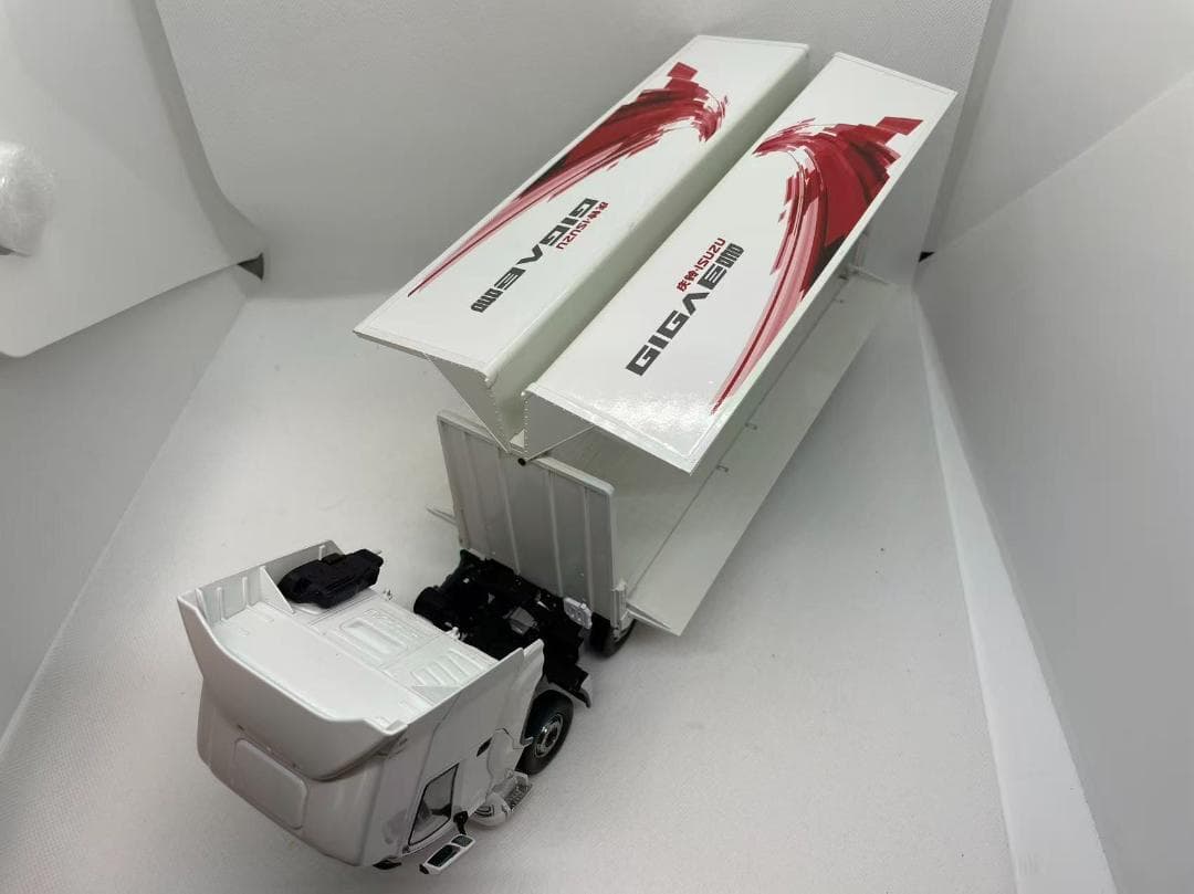 11R-010 いすゞ 1/32 ギガ ISUZU GIGA ホワイト