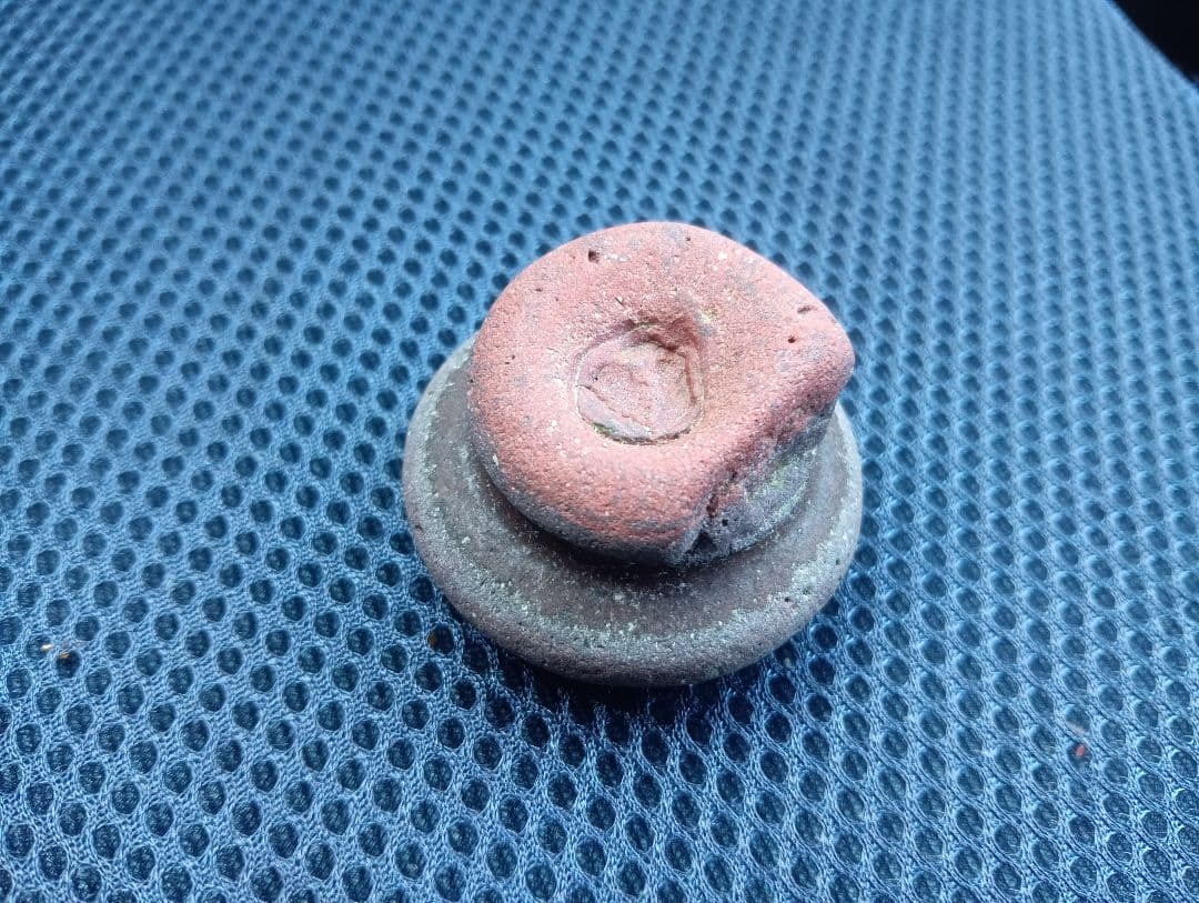 赤と灰色の焼物？石です