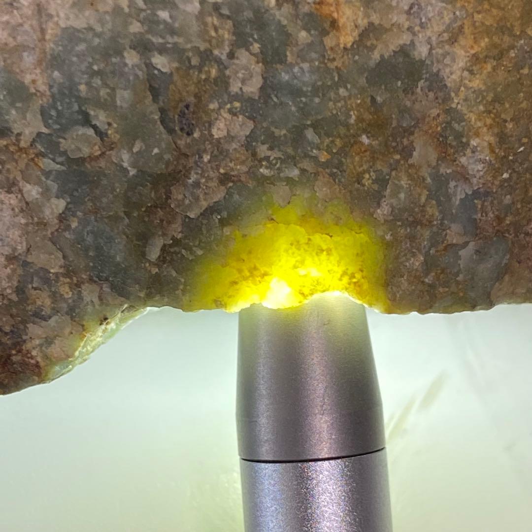 希少品　鳥取県　若桜翡翠原石　灰青×オレンジ×緑　割石皮付き　765g