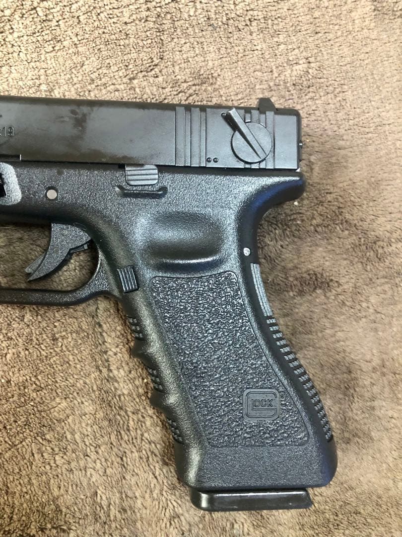 東京マルイ　ガスブローバックハンドガン　グロック18C マガジン4本付き　中古