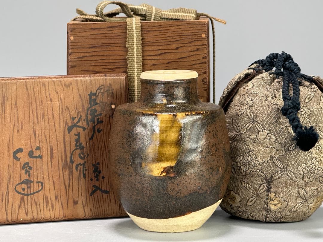 25.10.8-2 茶道具　茶入　作家品　花押　在銘有　供箱