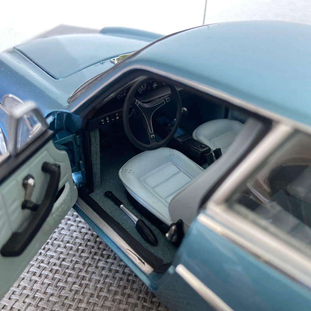 MINICHAMPS 1/18 VOLVO P1800 ES 1971 ブルー