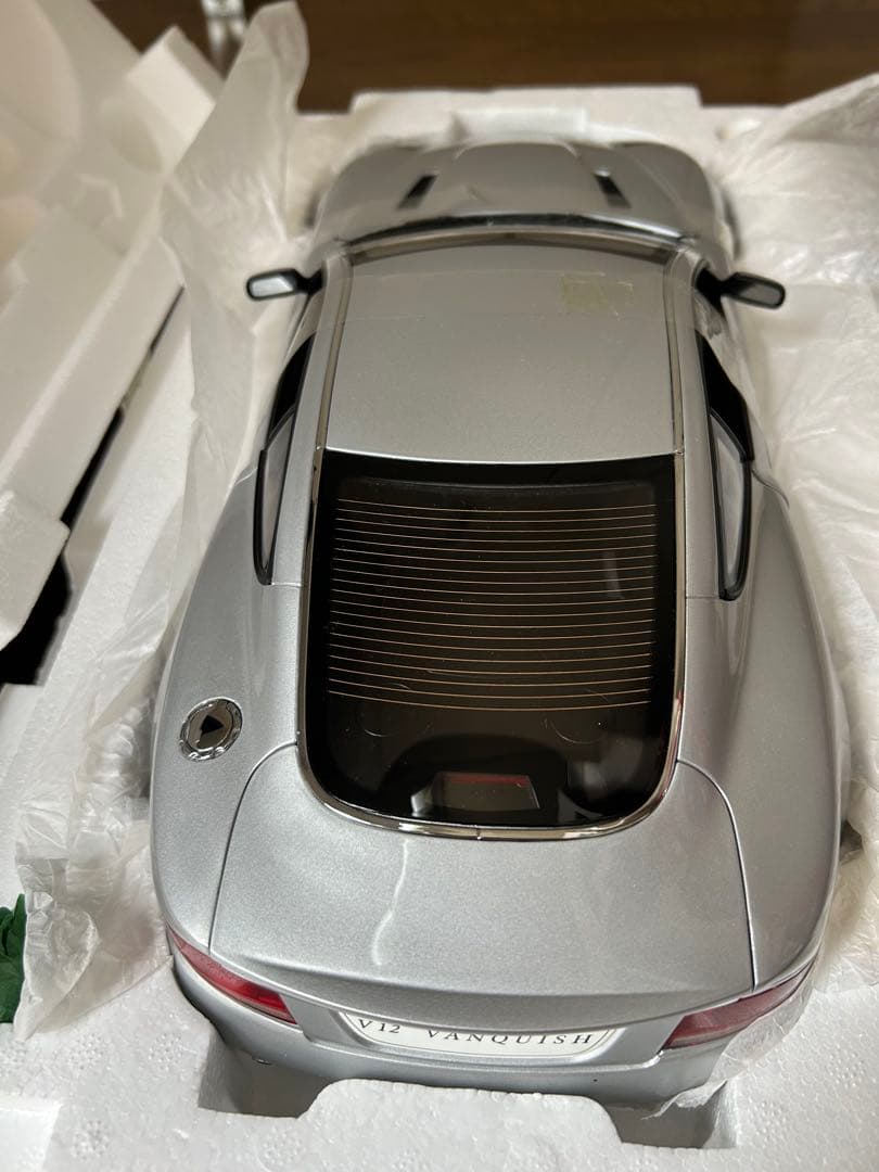 京商 Aston Martin V12 Vanquish 1/12　未使用品
