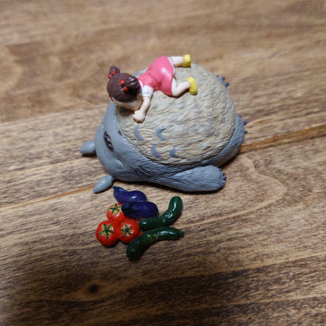 超激レア（生産終了品）トトロ フィギュア にめいちゃんが乗って寝ています