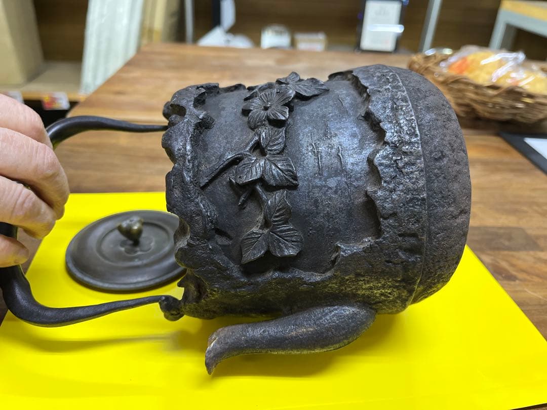 花模様の鋳鉄製鉄瓶