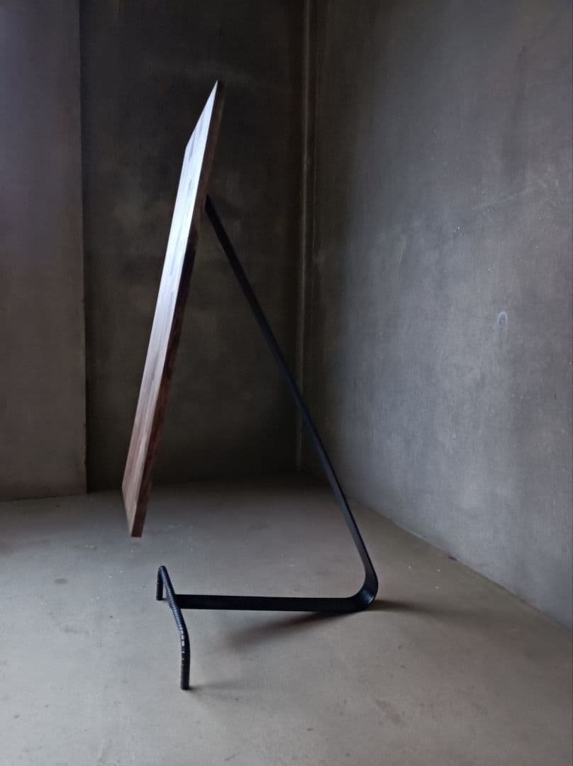 ゆらゆら揺れるアイアン看板