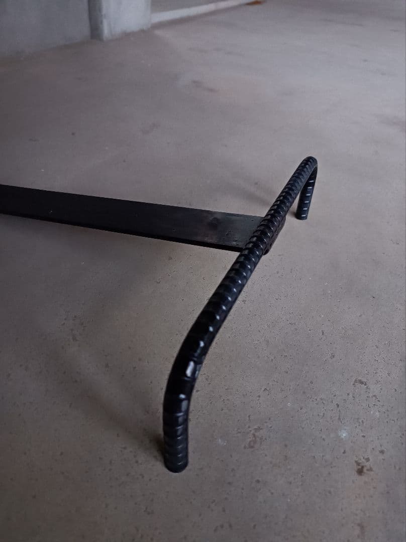 ゆらゆら揺れるアイアン看板