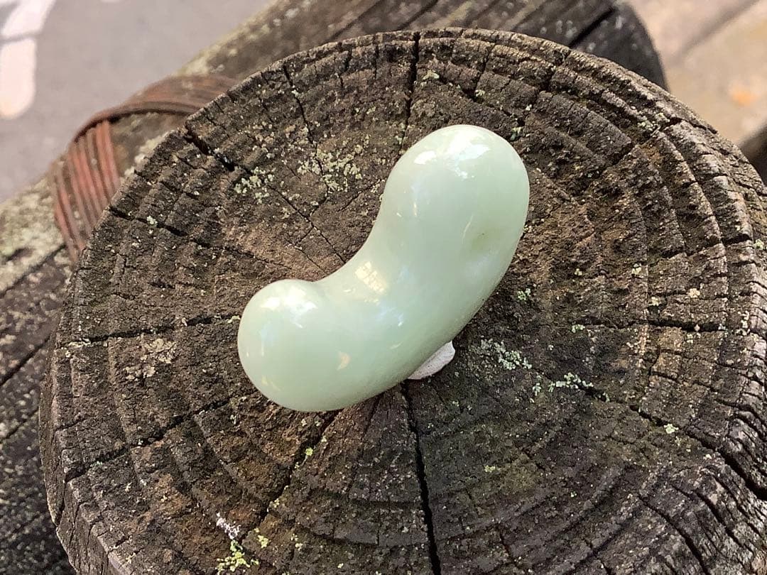 ✳古代からの開運石　糸魚川翡翠ジェダイト勾玉　幸運の守護石です　機械鑑定鑑別書付