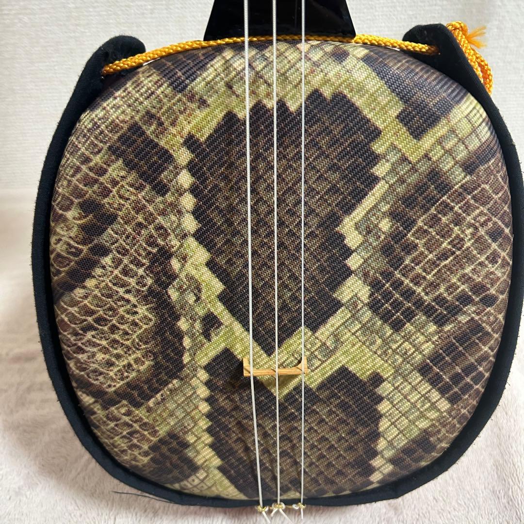 【美品】沖縄三線 三味線 人工革 合皮 ヘビ柄　ハードケース付 民族楽器 弦楽器