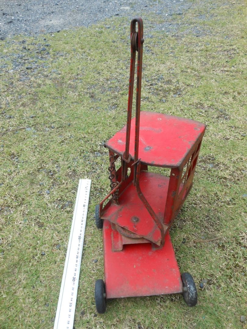 赤い トライアングクレーン　移動式クレーン　モバイルクレーン