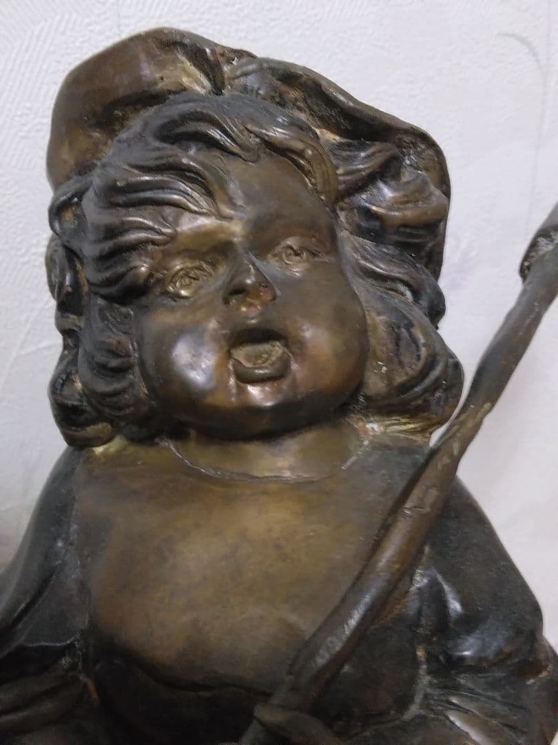 ブロンズ像　旗を持って行進する少女