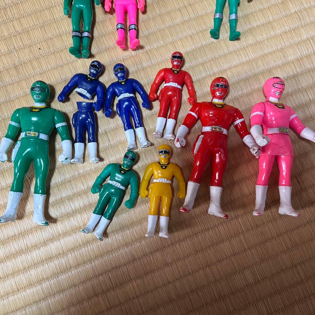 戦隊ヒーローフィギュアとロボットセット