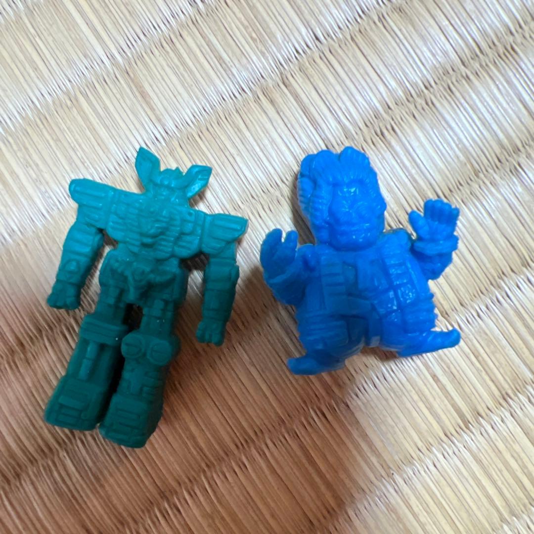 戦隊ヒーローフィギュアとロボットセット