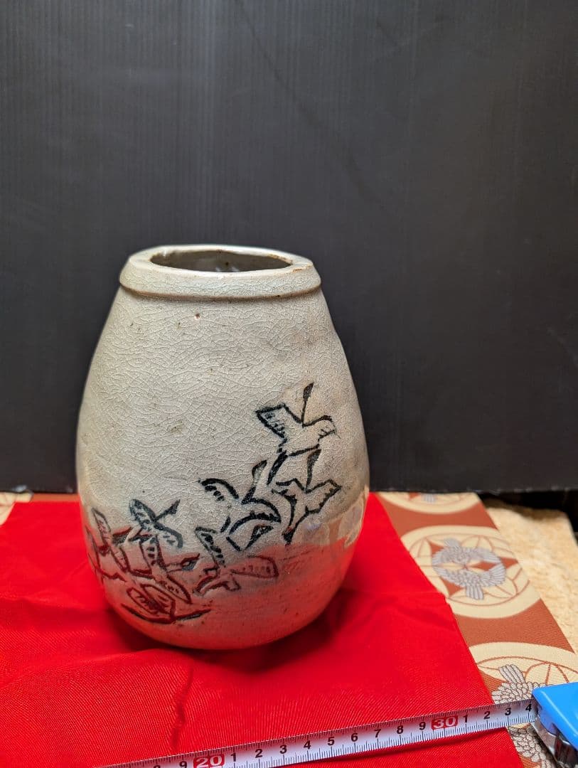花模様のつぼ型陶器時代物