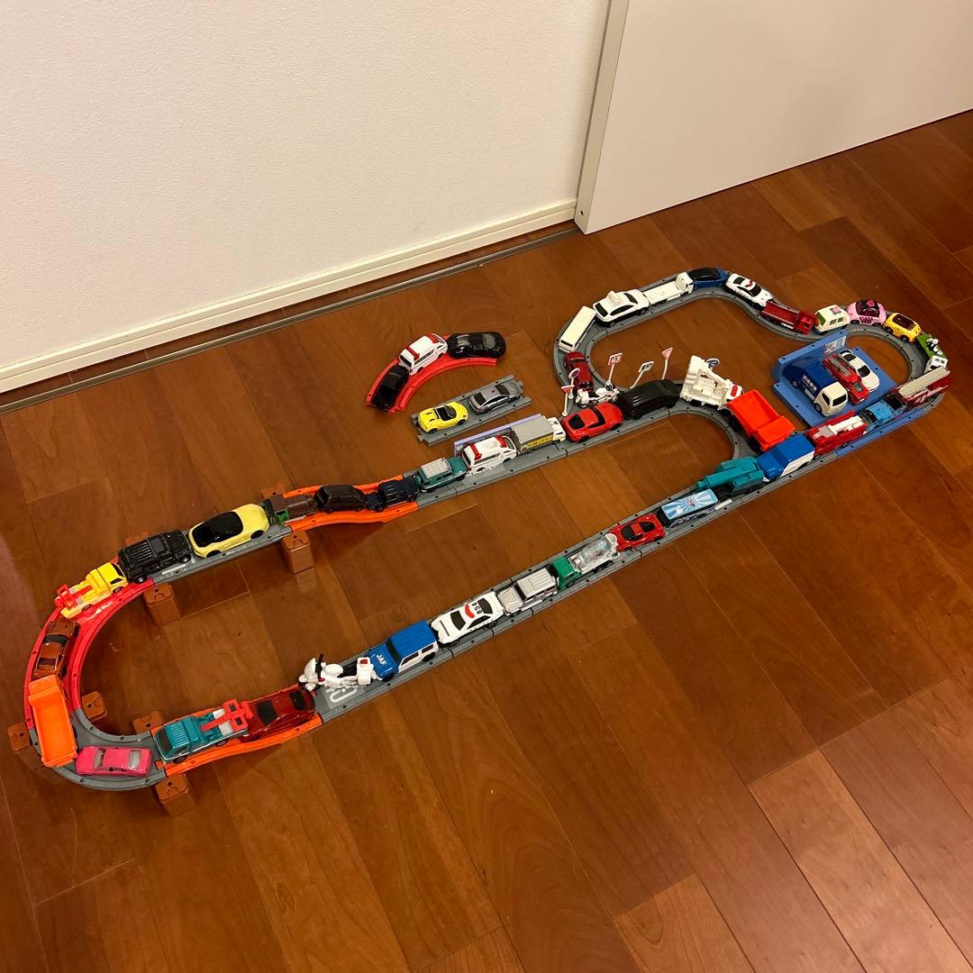 ミニカーとサーキットコースセット