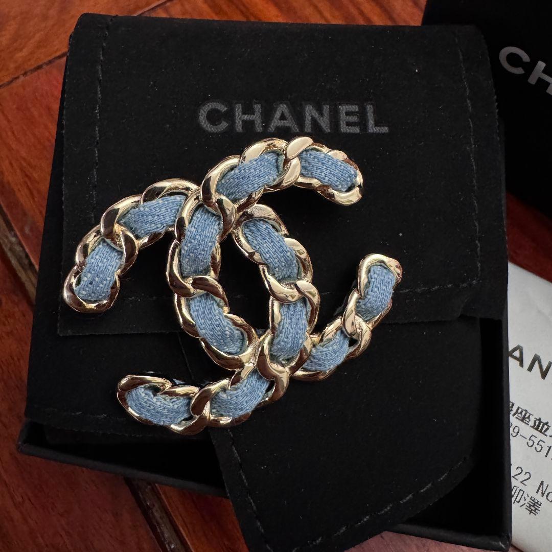 コーデのポイントに☆ CCロゴ ブローチ