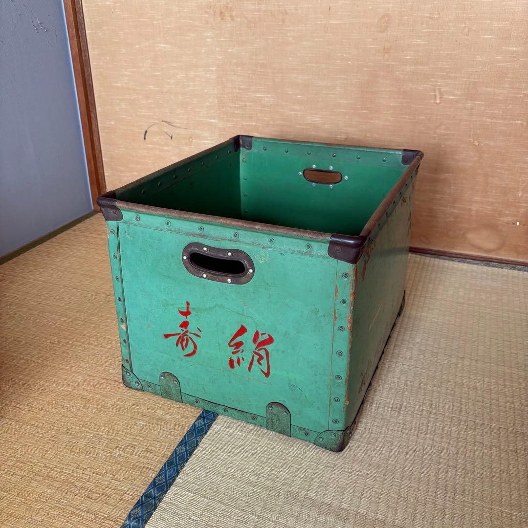 1960年代の日本硫化紙（スチールペーパー）製の呉服店用収納箱