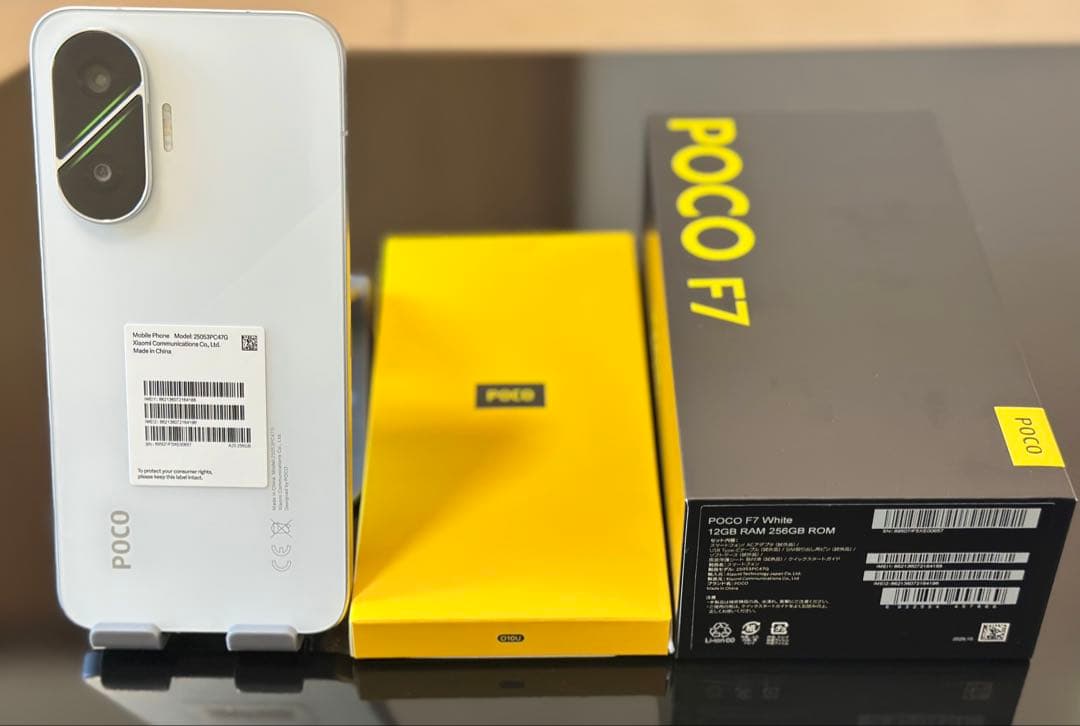 POCO F7ホワイト 12GB RAMと256GB ROM 90W充電器付き。