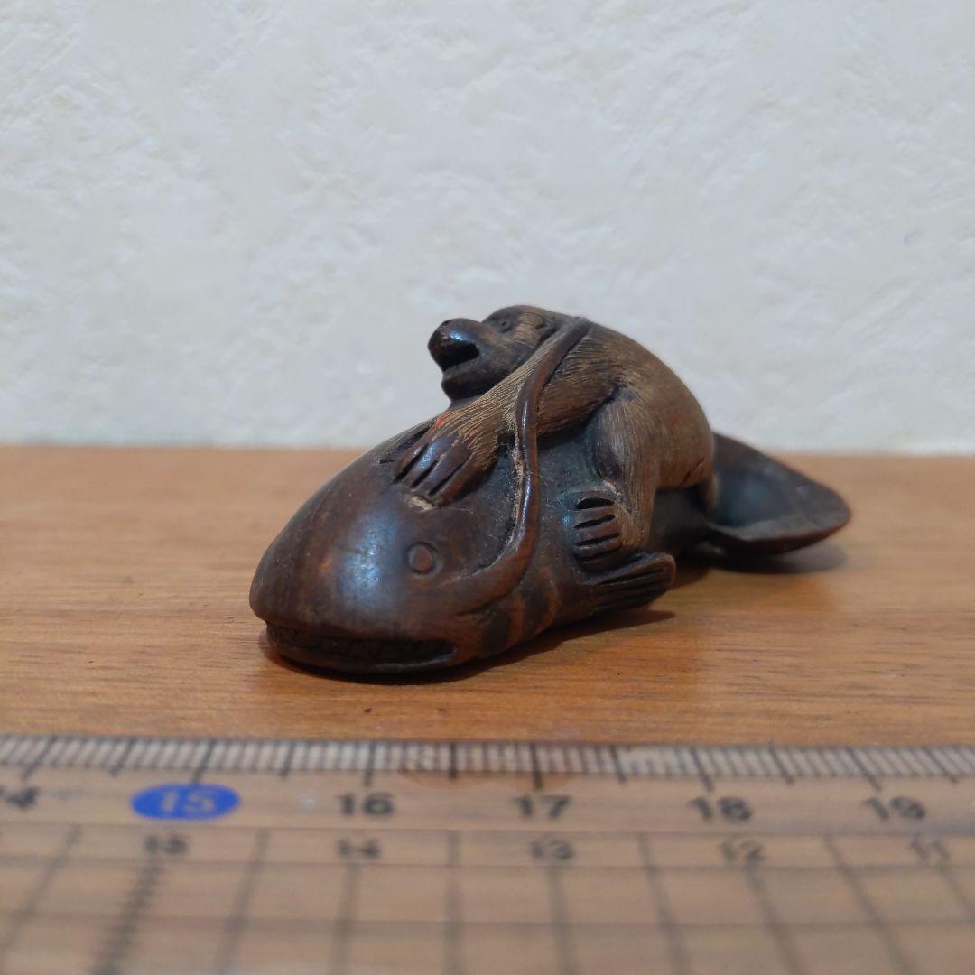 時代提物 縁起物根付 木彫 在銘【大鯰を押さえつける猿】長約7.2cm 重29ｇ