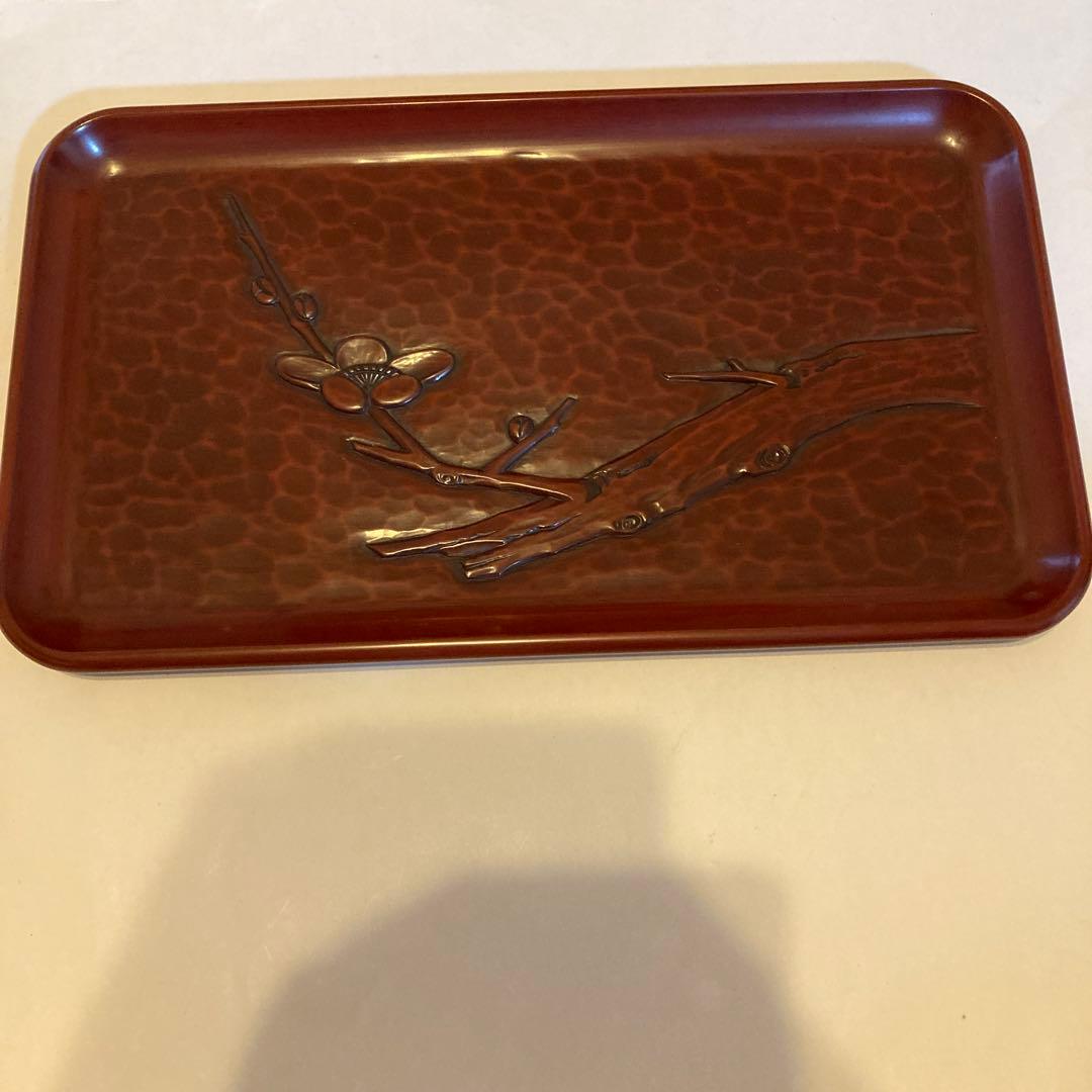 博古堂　鎌倉彫　赤い漆器の盆 梅枝の彫刻