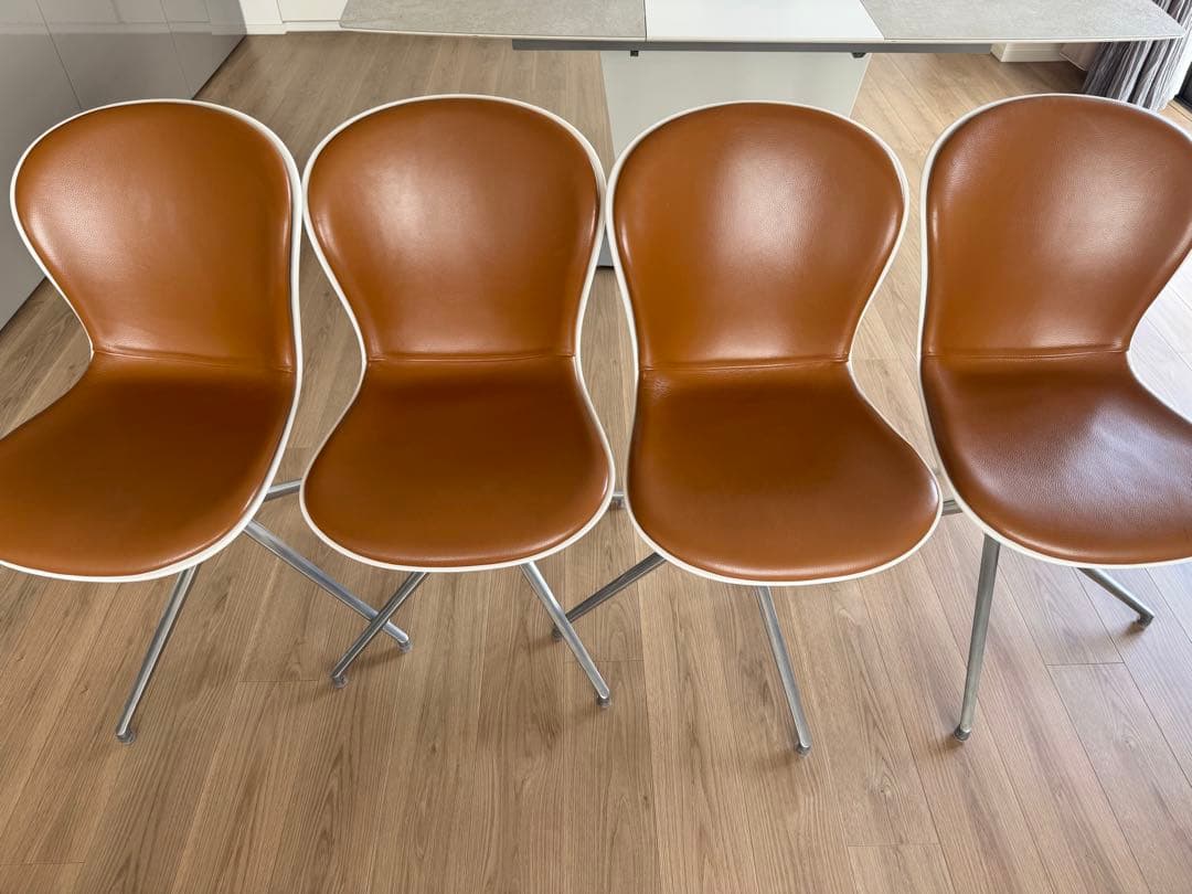 BoConcept ダイニングテーブルとチェア4脚のセット（送料込み）