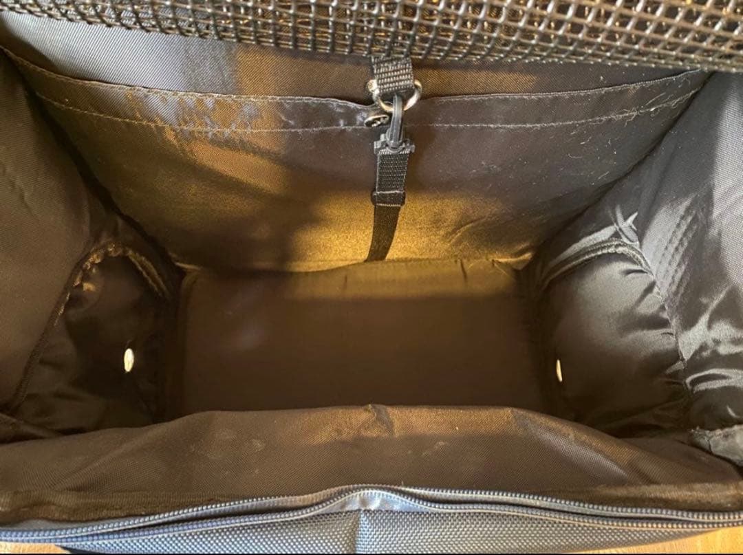 【美品】メッシュ窓付きキャリーバッグ